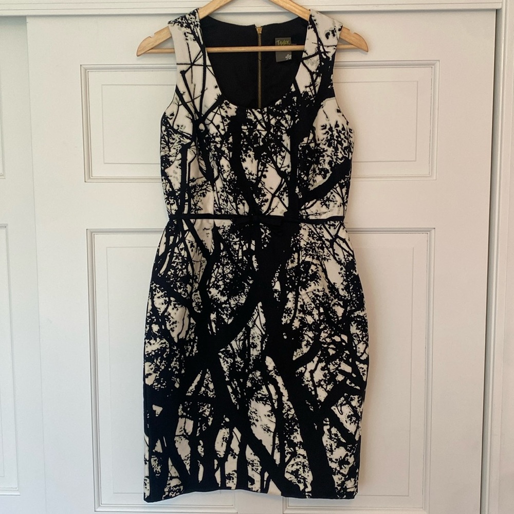 Sleeveless back zip dress, bowtie at waist.